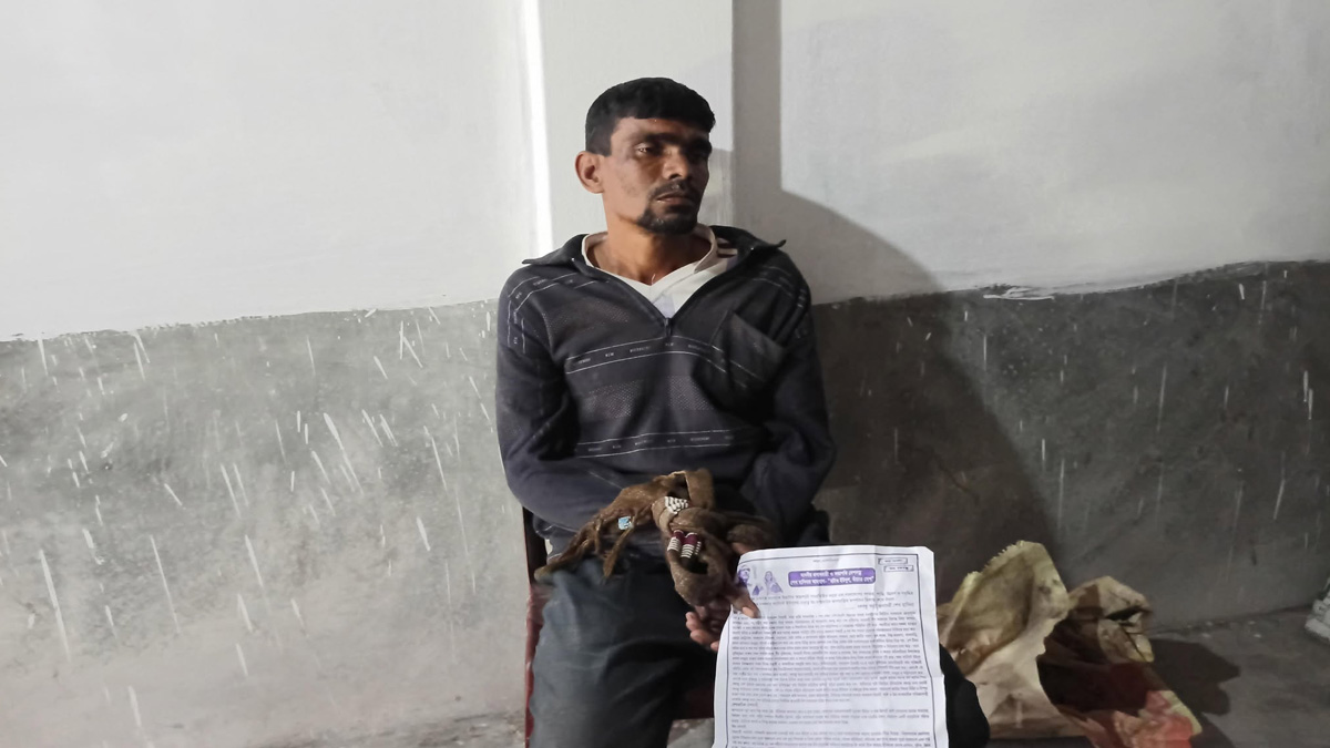 সাতক্ষীরায় লিফলেট বিতরণকালে স্বেচ্ছাসেবক লীগ নেতা আটক