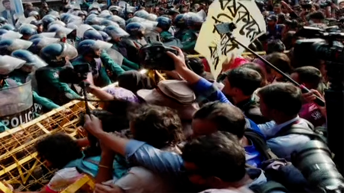 স্বরাষ্ট্র উপদেষ্টার পদত্যাগ দাবিতে পদযাত্রা, পুলিশের ব্যারিকেড ভাঙার চেষ্টা