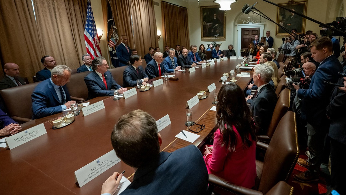 মন্ত্রিসভার বৈঠকে বসলেন ট্রাম্প, ছিলেন ইলন মাস্কও