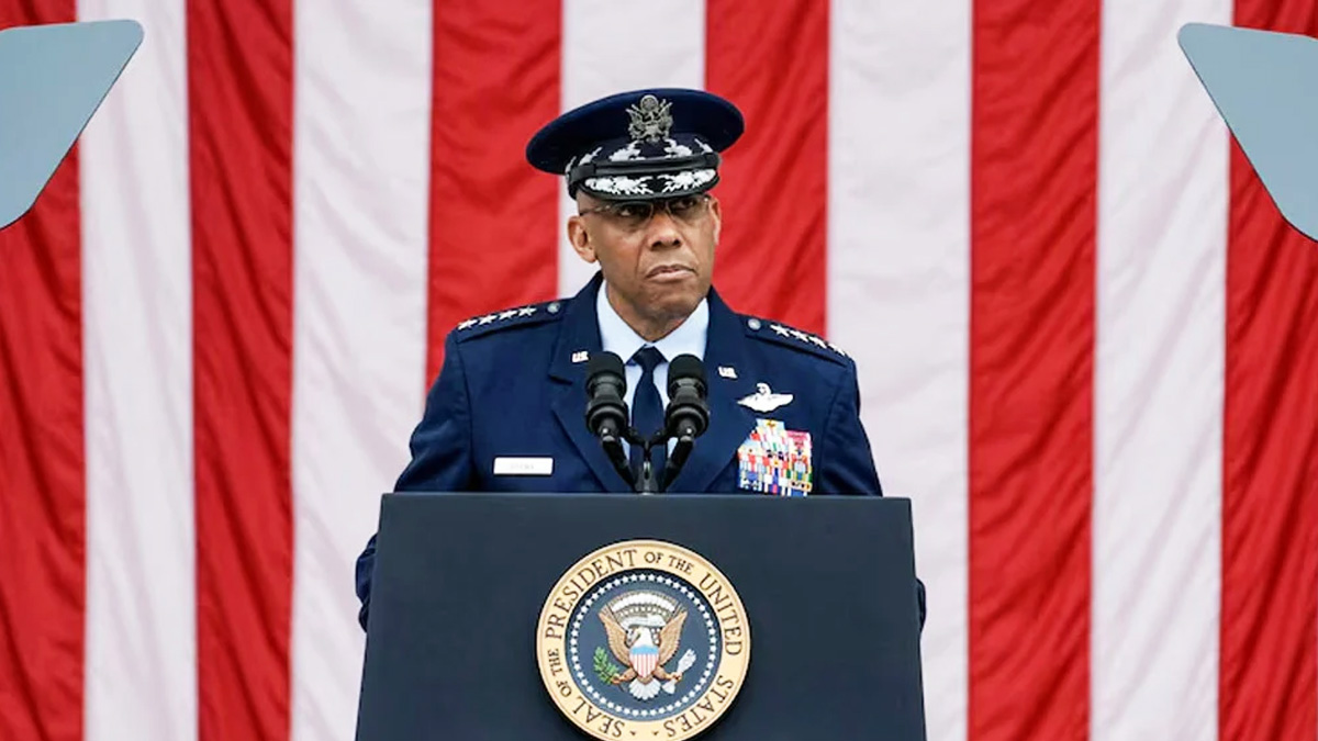 সশস্ত্র বাহিনীর প্রধানকে বরখাস্ত করলেন ট্রাম্প