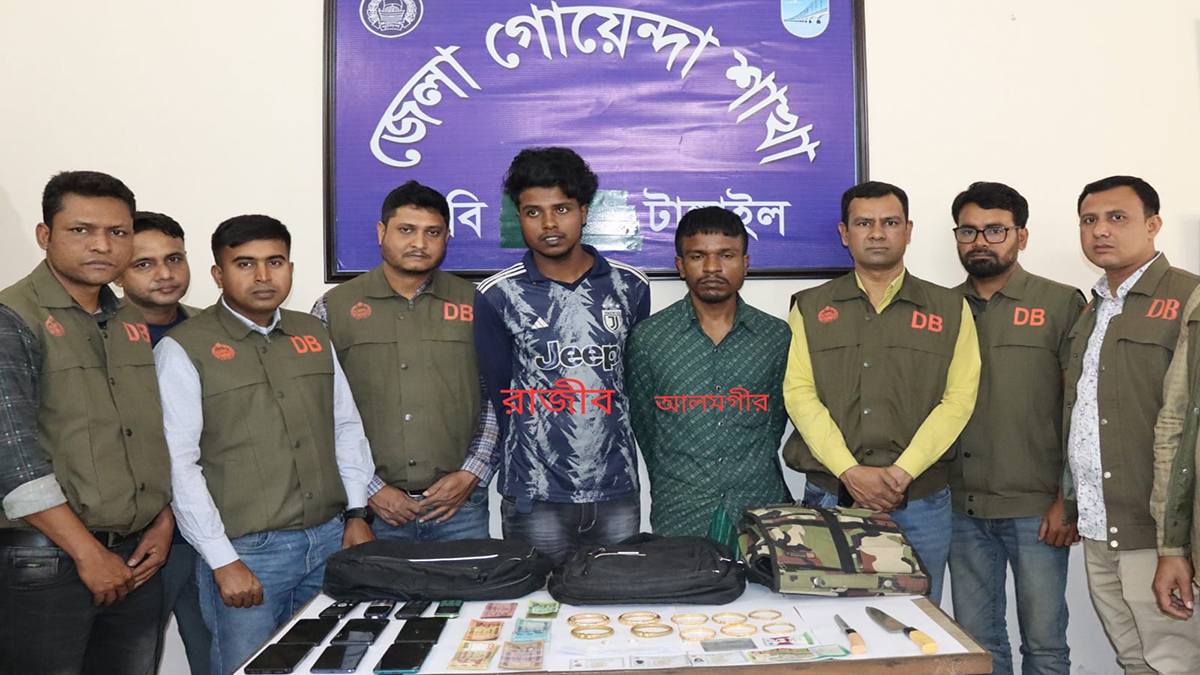 বাসে ডাকাতি-শ্লীলতাহানি: মূল পরিকল্পনাকারীসহ দু’জন গ্রেফতার, লুট হওয়া মালামাল উদ্ধার