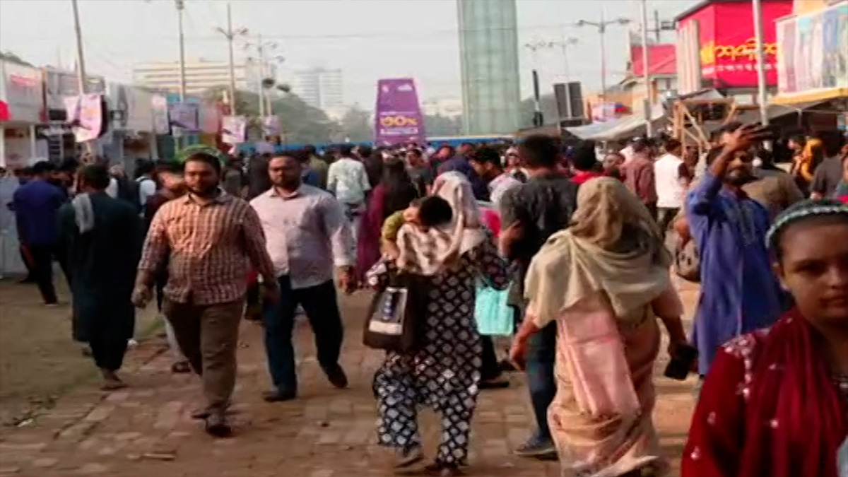 মাতৃভাষা দিবসে বইপ্রেমীদের পদচারণায় মুখর বইমেলা