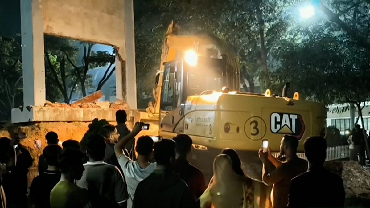 দেশব্যাপী ‘বুলডোজার কর্মসূচি’, গুঁড়িয়ে দেয়া হলো শেখ পরিবারের নামে থাকা স্থাপনা