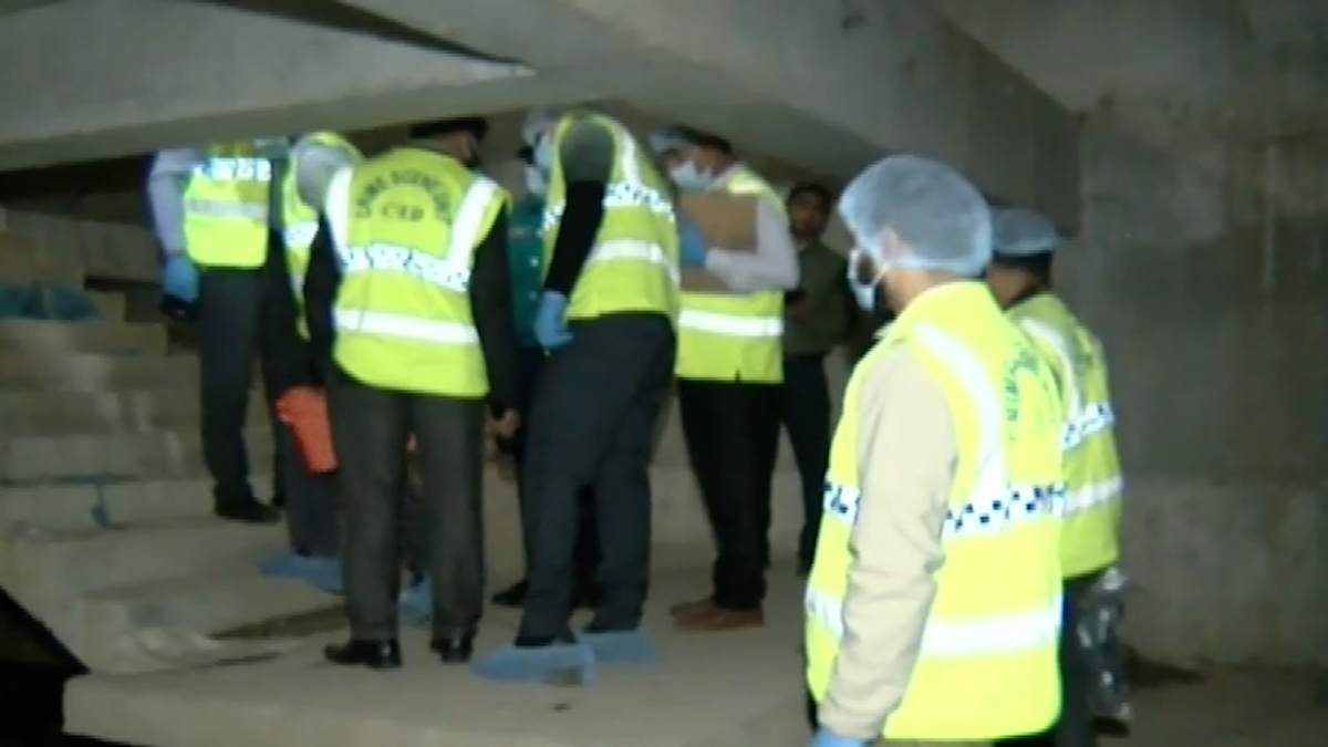 ভেঙে ফেলা ধানমন্ডি ৩২ নম্বর বাড়ি থেকে আলামত সংগ্রহ করেছে সিআইডি