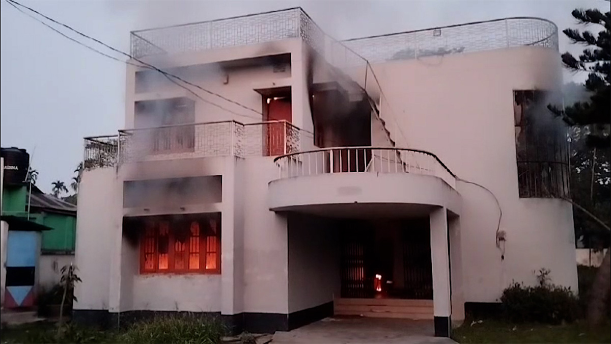 জামালপুরে মেহের আফরোজ শাওনের বাড়িতে আগুন