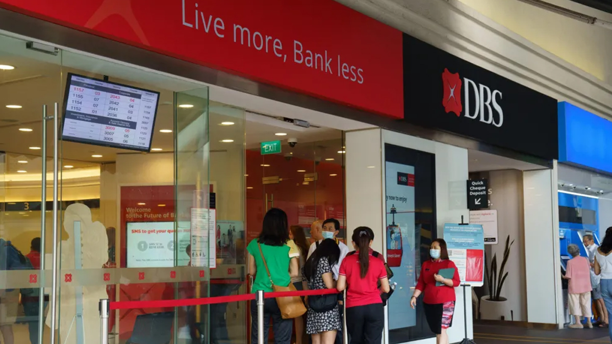 মানুষের পরিবর্তে কৃত্রিম বুদ্ধিমত্তা: ৪ হাজার পদ ছাঁটাই করছে সিঙ্গাপুরের ব্যাংক