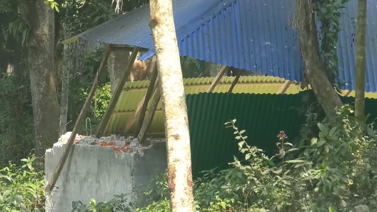 গোপালগঞ্জে প্রবাসী নারীর ব্যক্তিগত জায়গায় বানানো ঘর সরকারি দাবি করে উচ্ছেদের অভিযোগ