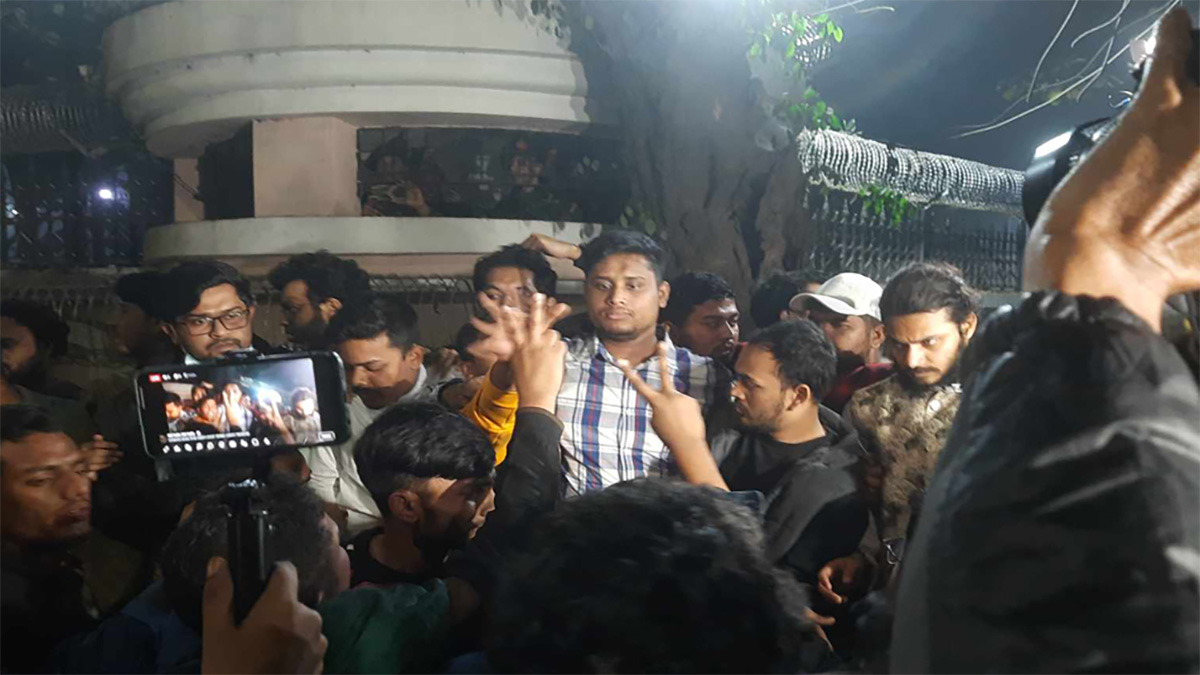 ব্যারিকেড ভেঙে প্রধান উপদেষ্টার বাসভবনের সামনে অবস্থান নিয়েছে জুলাইয়ের আহতরা