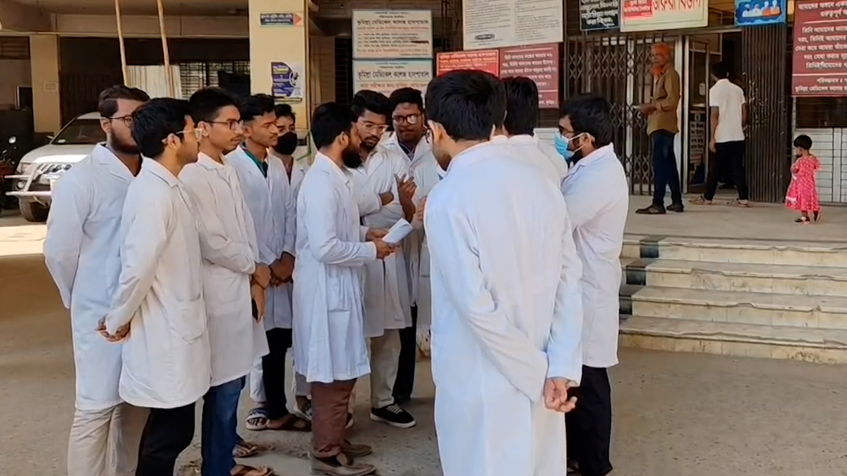 ৫ দফা দাবিতে ইন্টার্ন চিকিৎসকদের কর্মবিরতি