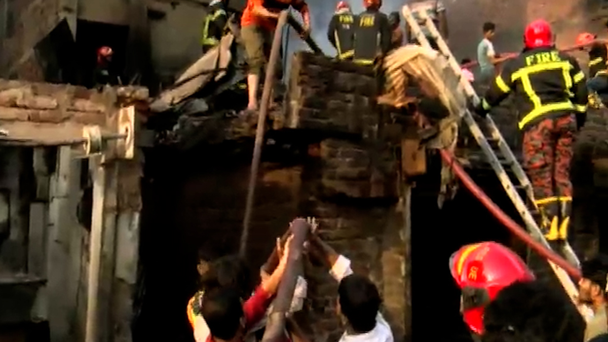 ৮ ইউনিটের চেষ্টায় ইসলামবাগের ভবনে লাগা আগুন নিয়ন্ত্রণে