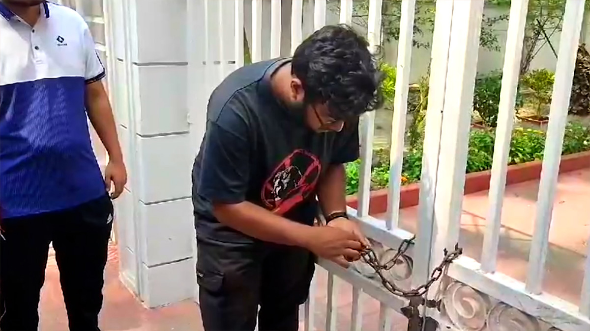 শিক্ষকদের প্রতিবাদে উপাচার্যের বাসভবনে তালা না দিয়ে ফিরে গেলেন শিক্ষার্থীরা