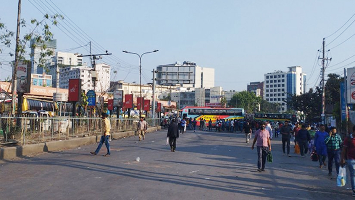 বাসে মামলা দেয়ায় মহাখালীতে সড়ক অবরোধ