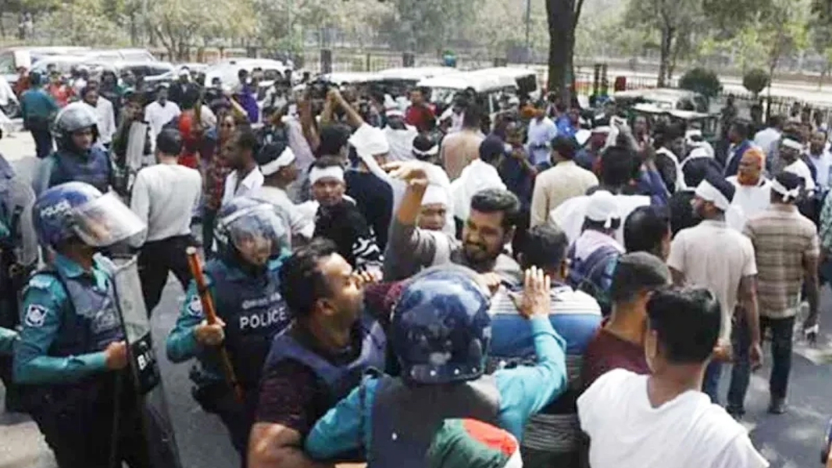 সচিবালয়ের সামনে চাকরিচ্যুত পুলিশ সদস্যদের লাঠিপেটা, রমনার ডিসি আহত