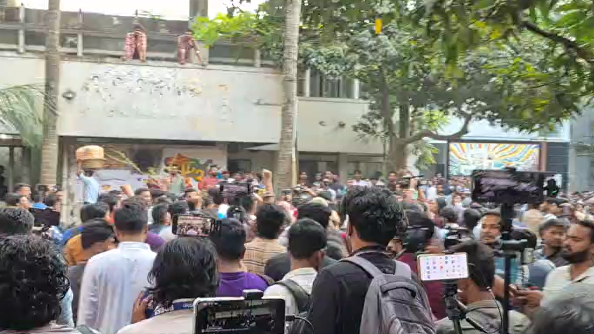 নয়া ছাত্রসংগঠনের আত্মপ্রকাশের আগে মধুতে বেসরকারি বিশ্ববিদ্যালয়ের শিক্ষার্থীদের বিক্ষোভ