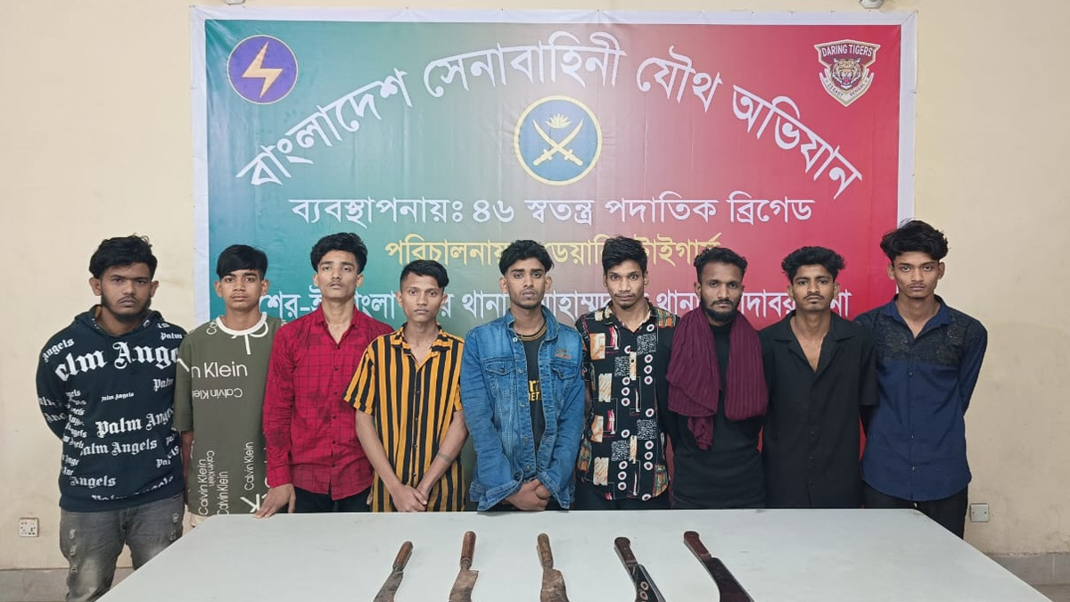 মোহাম্মদপুরে সেনা অভিযানে দেশীয় অস্ত্র ও গুলিসহ আটক ১৫