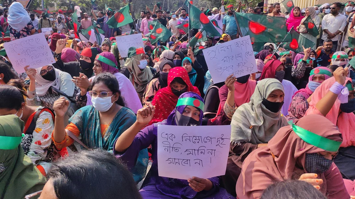 আন্দোলনের ১১তম দিনেও শাহবাগে অনড় প্রাথমিকের শিক্ষকেরা