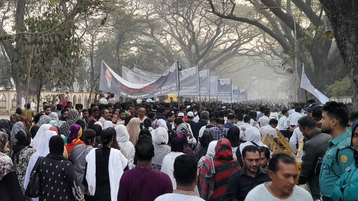 ভাষাসৈনিকদের শ্রদ্ধা জানাতে কেন্দ্রীয় শহীদ মিনারে জনসমুদ্র