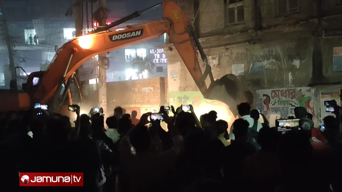 গুঁড়িয়ে দেয়া হলো শামীম ওসমানের দাদার বাড়ি ‘বায়তুল আমান’