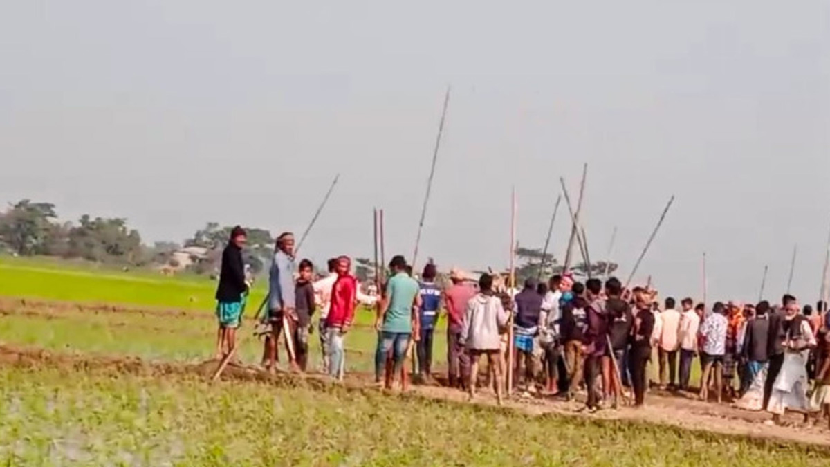 গরুতে ধান খাওয়া নিয়ে দুই গ্রামবাসীর সংঘর্ষ, আহত ৪০
