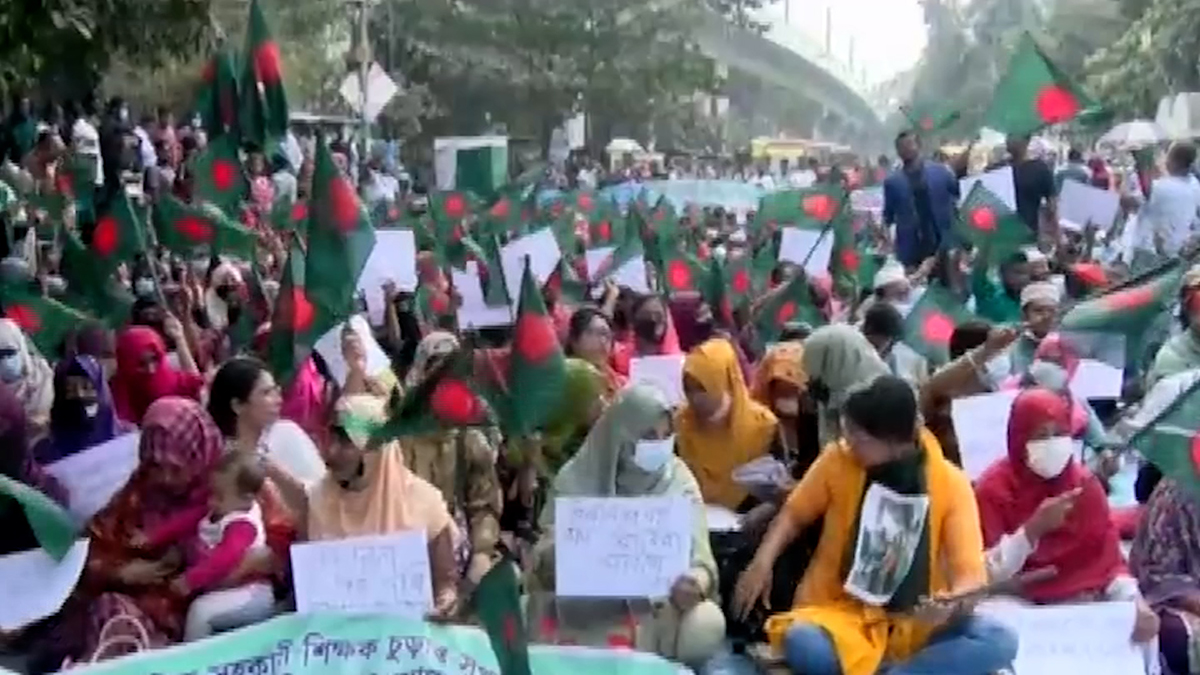 কাফনের কাপড় পরে অবস্থান কর্মসূচি পালন করছেন নিয়োগ স্থগিত হওয়া প্রাথমিকের শিক্ষকরা