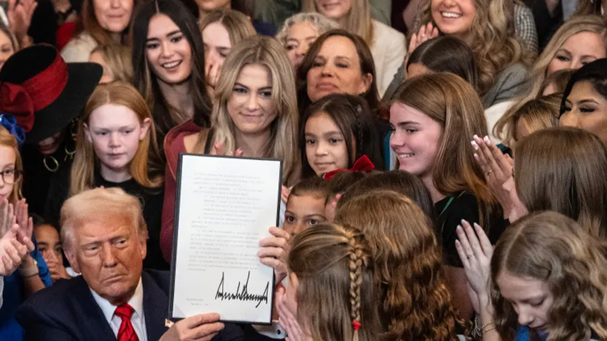 নারীদের খেলায় তৃতীয় লিঙ্গের অংশগ্রহণ বাতিল করে নির্বাহী আদেশে সই করলেন ট্রাম্প