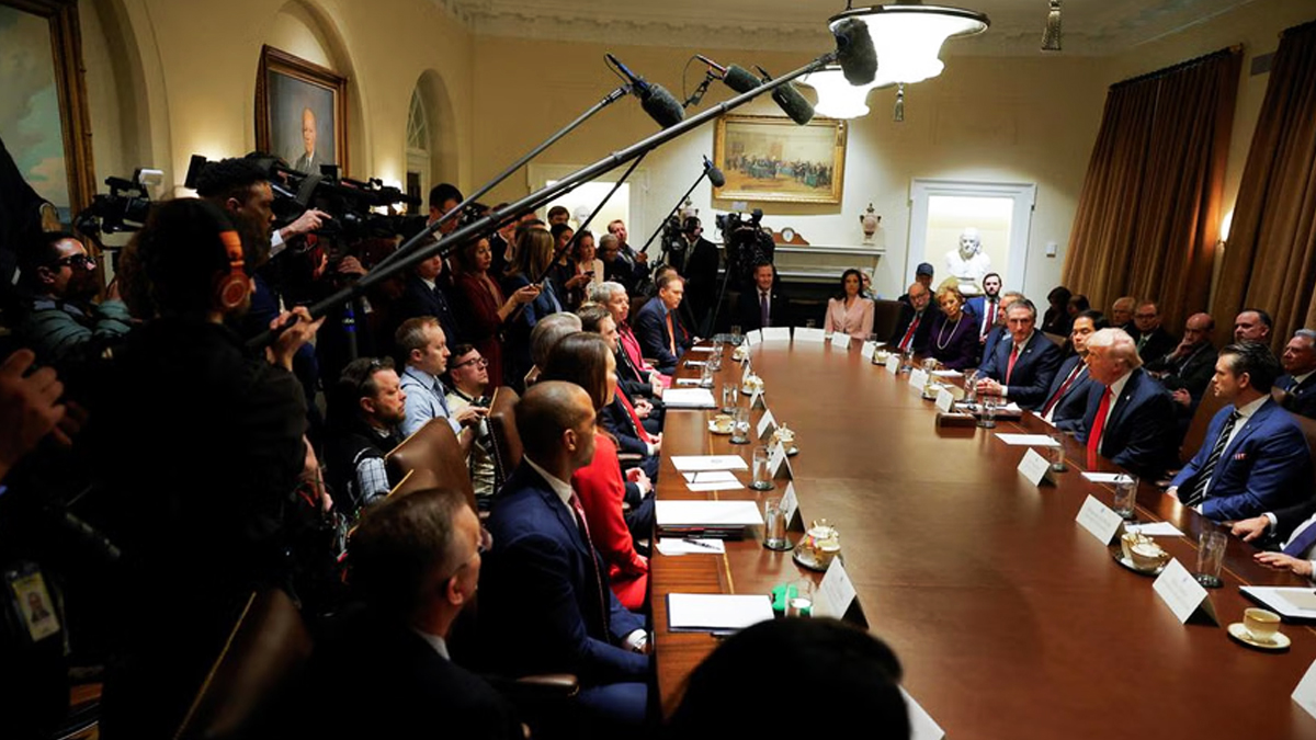 ট্রাম্পের মন্ত্রিসভার প্রথম বৈঠকে প্রবেশের অনুমতি পায়নি এপি-রয়টার্স