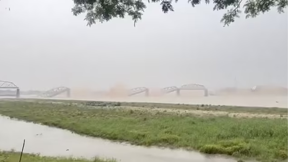 তীব্র ভূমিকম্পে ভেঙে পড়েছে মিয়ানমারের আভা ব্রিজ