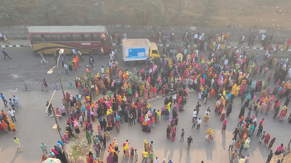 বনানীতে পোশাক শ্রমিকদের আন্দোলন প্রত্যাহার, স্বাভাবিক যান চলাচল