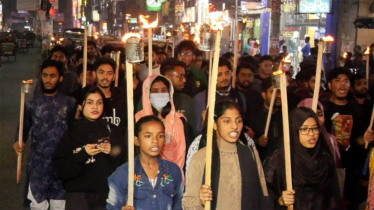 ধর্ষণের শাস্তি ফাঁসির দাবিতে বিভিন্ন জেলায় মশাল মিছিল