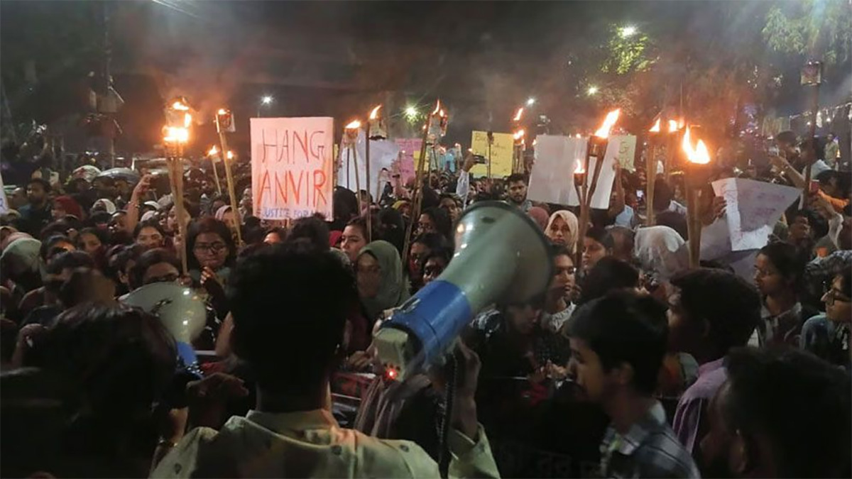 নারী নিপীড়নের প্রতিবাদে ঢাবিতে মশাল বিক্ষোভ