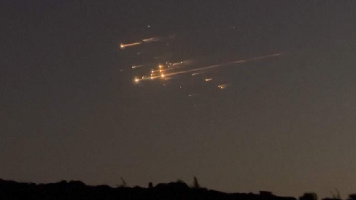 আতশবাজির মতো আলো ছড়াল ইলন মাস্কের স্পেসএক্স রকেট