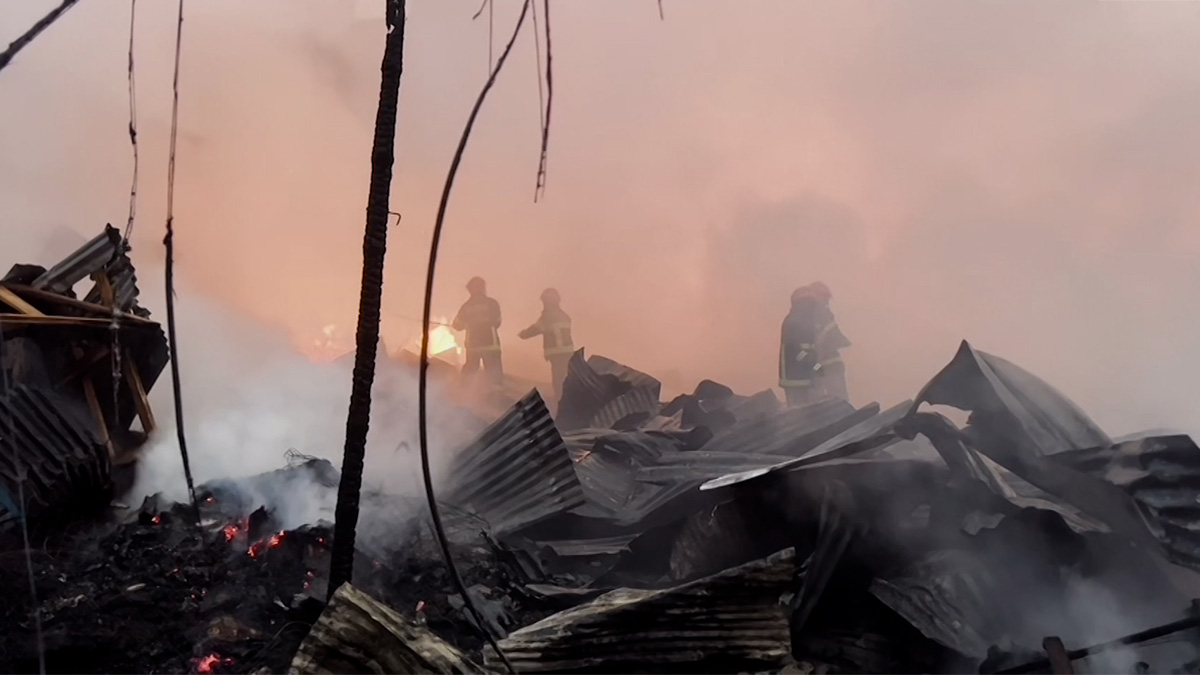 ঈদের আগে খুলনায় আগুনে পুড়লো ব্যবসায়ীদের ৪৪টি অস্থায়ী দোকান