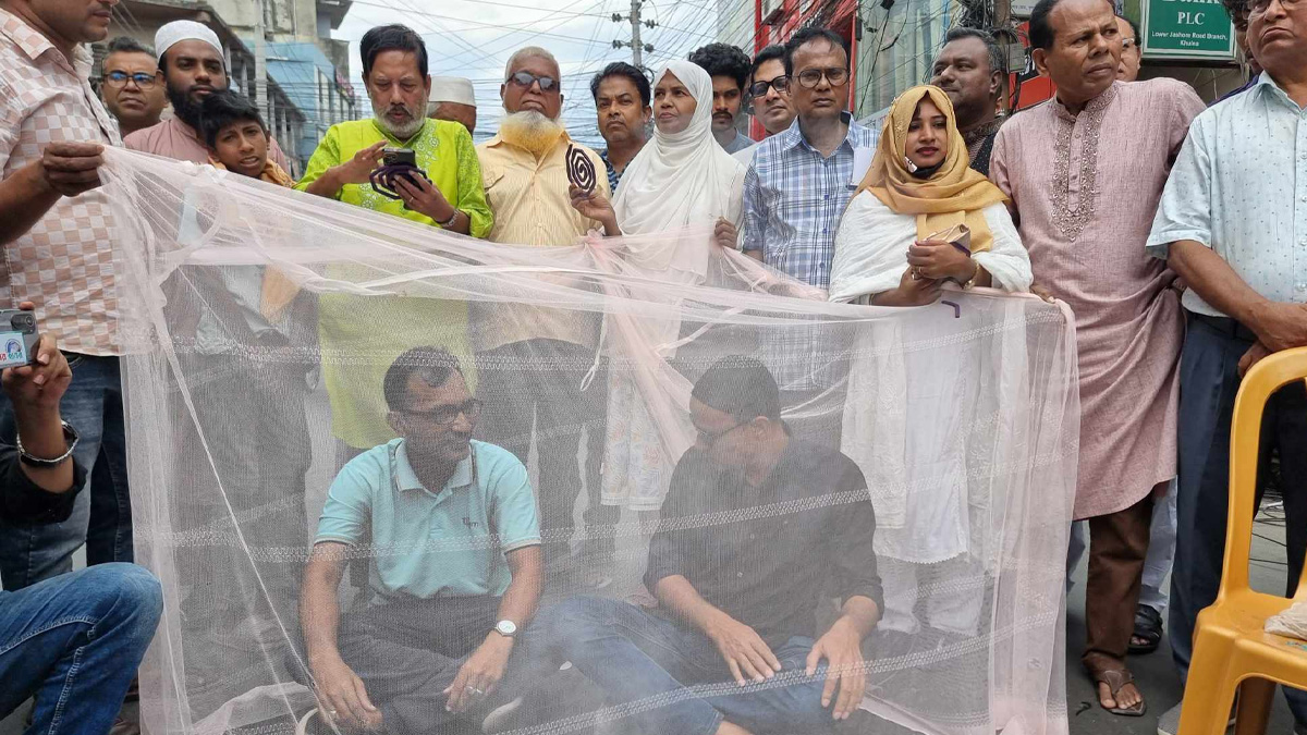 খুলনায় মশা নিধনের দাবিতে মশারি টানিয়ে বিক্ষোভ