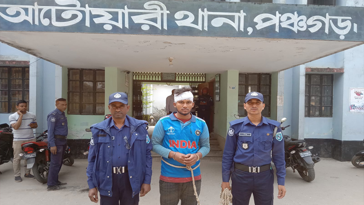 পঞ্চগড়ে চোর সন্দেহে যুবক আটক, মোবাইল ঘেঁটে বেরিয়ে এল ধর্ষণ-হত্যাসহ নানা ঘটনা