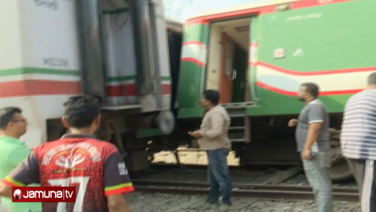 রাজশাহীতে বাংলাবান্ধা ট্রেনের ধাক্কায় ধূমকেতু এক্সপ্রেস লাইনচ্যুত