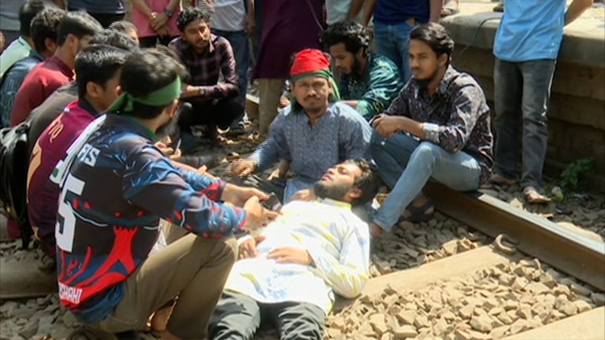 ঢাবিকেন্দ্রিক আধিপত্যের প্রতিবাদে রাবি শিক্ষার্থীদের রেললাইন অবরোধ
