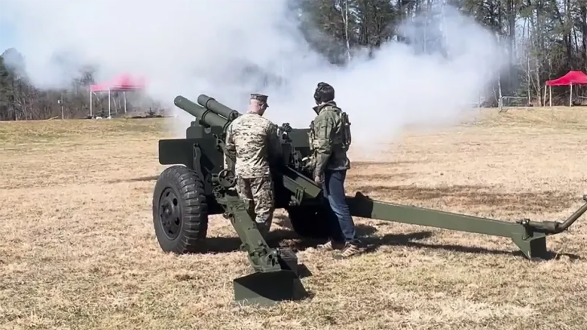 মেরিন কেন্দ্র পরিদর্শনে গিয়ে অস্ত্র পরিচালনা করলেন জেডি ভ্যান্স