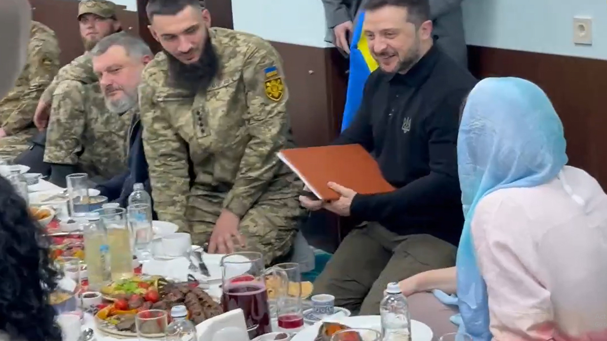মুসলিম সেনাদের সঙ্গে ইফতার করলেন জেলেনস্কি