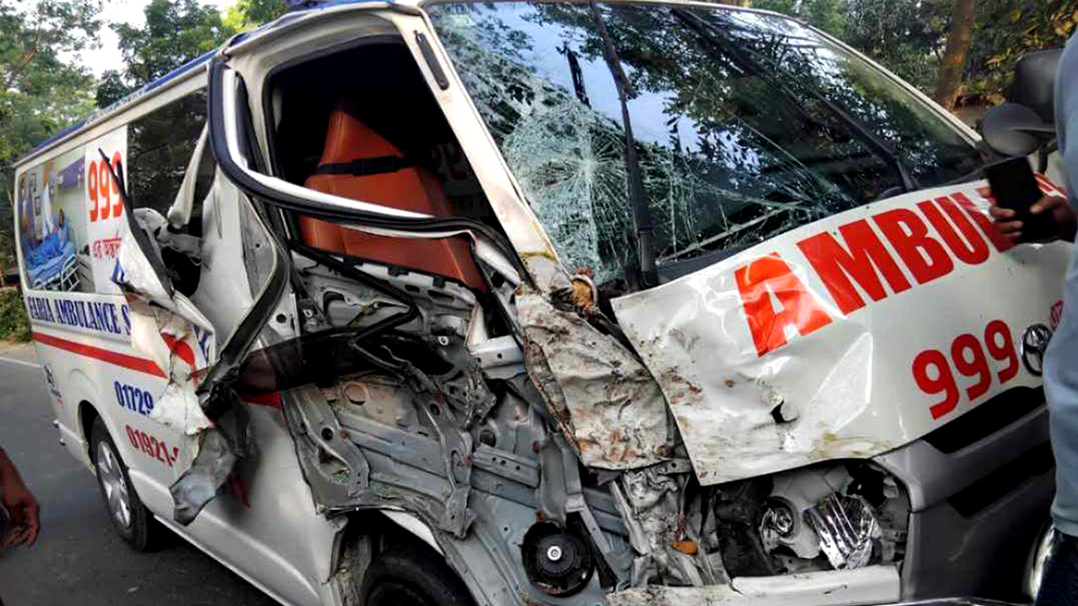 যশোরে অ্যাম্বুলেন্সের সঙ্গে ইঞ্জিনচালিত ভ্যানের সংঘর্ষে নিহত ৩