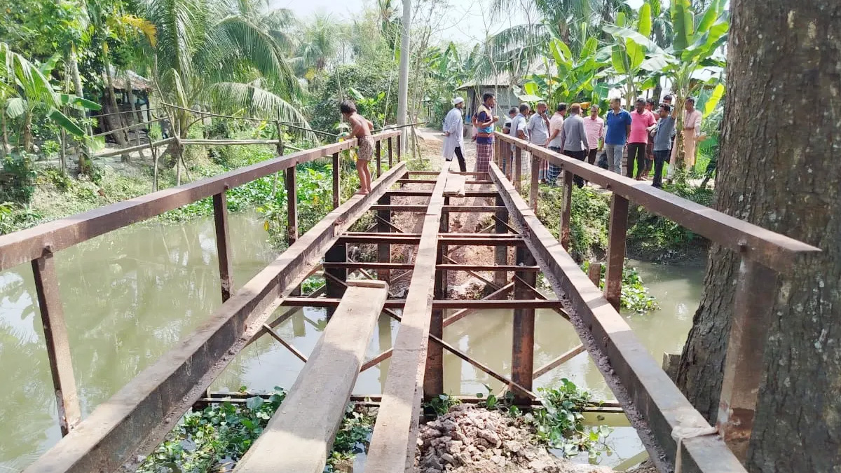 ব্রিজ ভেঙে মালামাল নেয়ায় বিএনপির ৩ নেতাকর্মী বহিষ্কার