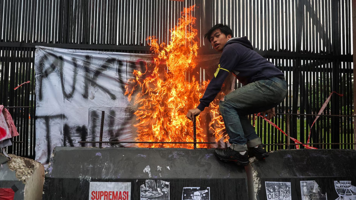 সামরিক বাহিনীর ক্ষমতা বাড়িয়ে ইন্দোনেশিয়ায় নতুন আইন পাস, পার্লামেন্ট ভবনের সামনে বিক্ষোভ