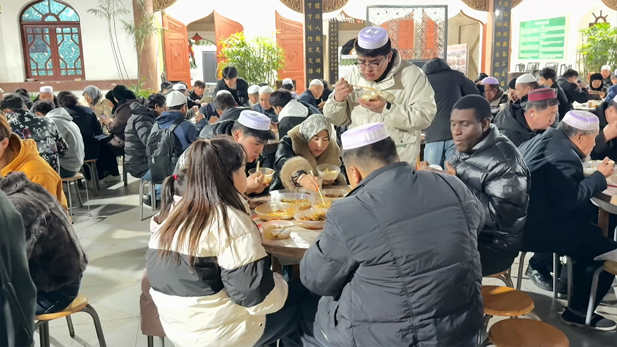 চীনে বিভিন্ন সম্প্রদায়ের ইফতারে বৈচিত্রের ছোঁয়া