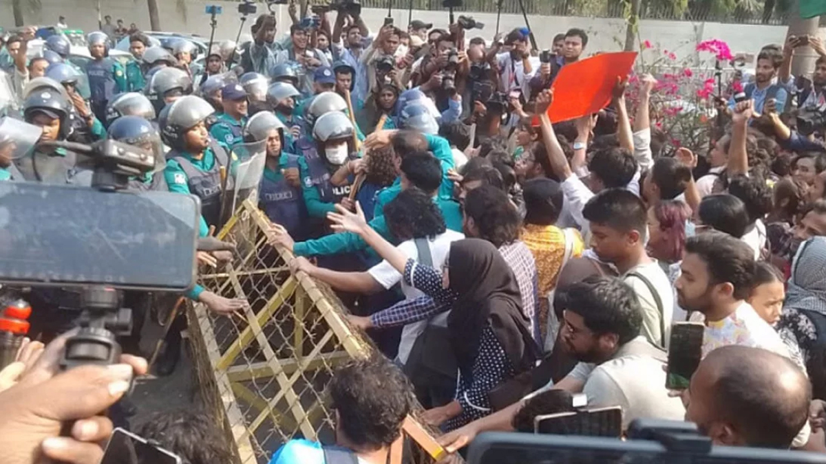 পুলিশ ও ধর্ষণবিরোধী বিক্ষোভকারীদের সংঘর্ষ: বাম ছাত্রসংগঠনের ১২ জনের নামে মামলা