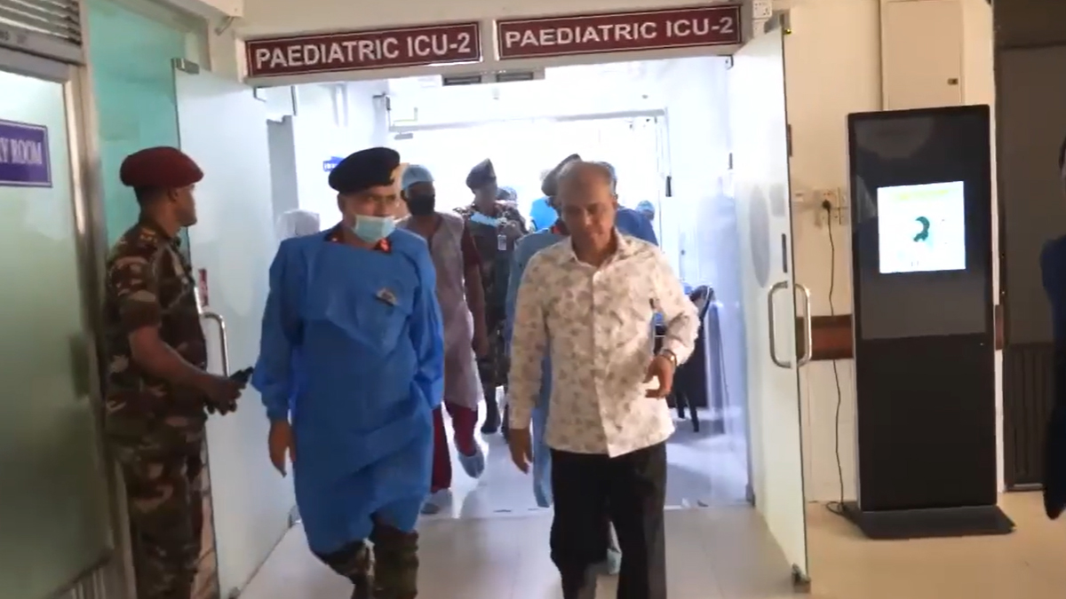 মাগুরার সেই শিশুটিকে দেখতে সিএমএইচে স্বরাষ্ট্র উপদেষ্টা