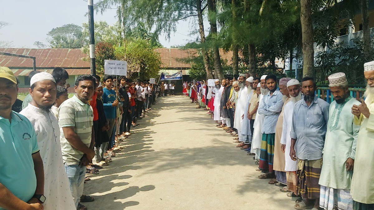 পটুয়াখালীতে শিক্ষককে হত্যার হুমকি পিপির, প্রতিবাদে মানববন্ধন