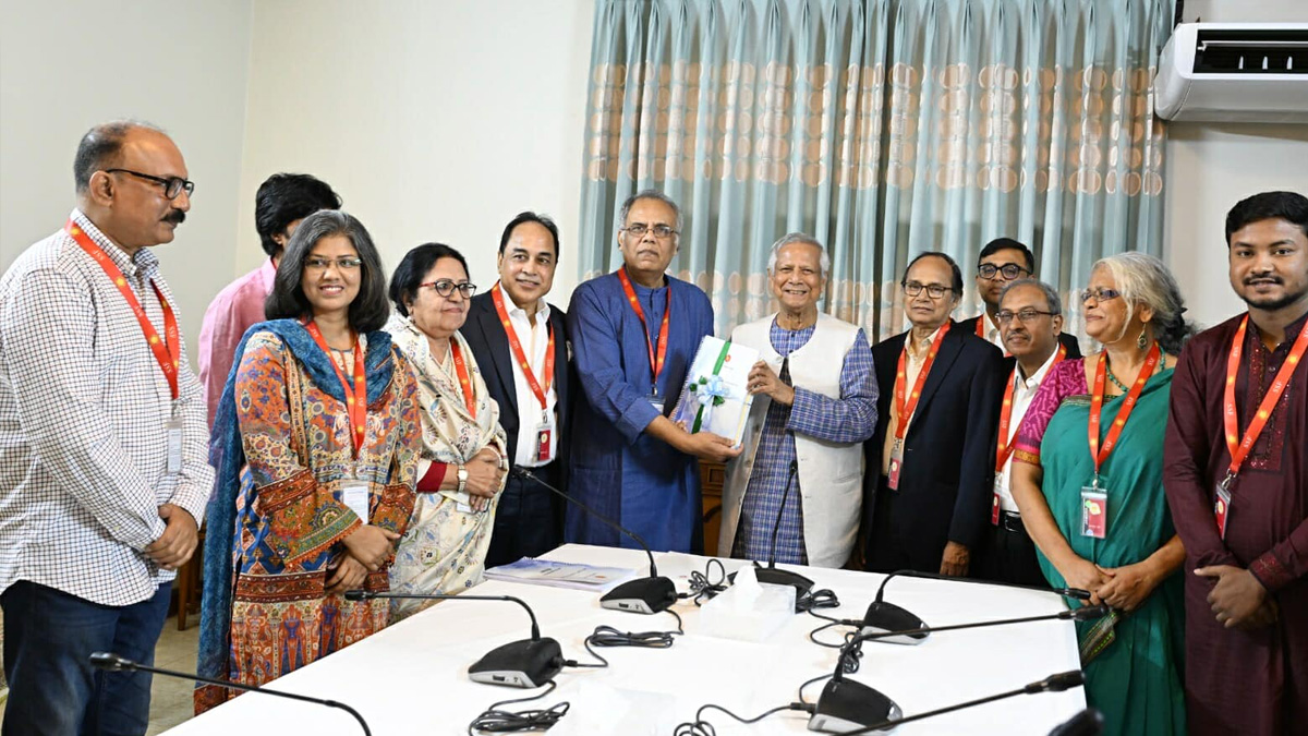 প্রধান উপদেষ্টার কাছে প্রতিবেদন জমা দিলো গণমাধ্যম সংস্কার কমিশন