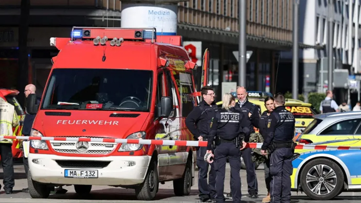 জার্মানিতে ভিড়ের মাঝে গাড়ি উঠে নিহত ২