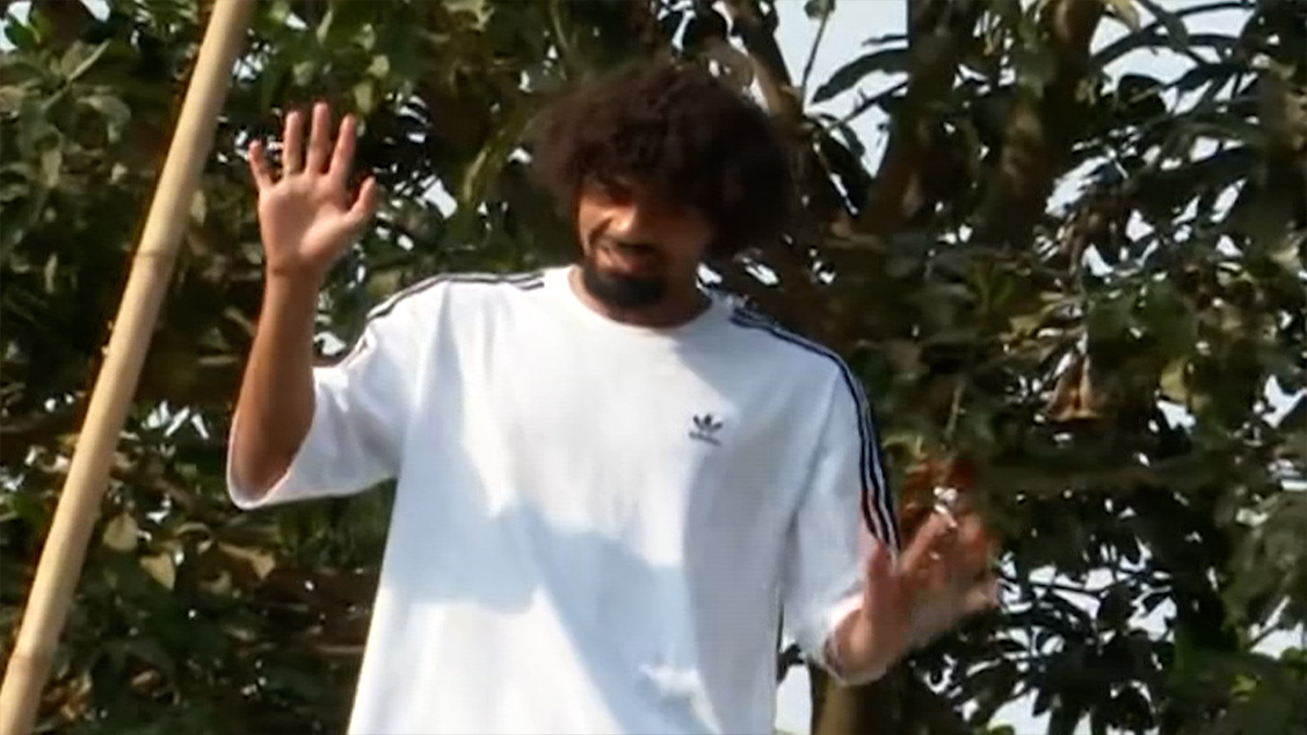 ইসলামের প্রতি হামজা চৌধুরীর অনুরাগ, বাড়ির পাশেই মাজার ও মাদ্রাসা