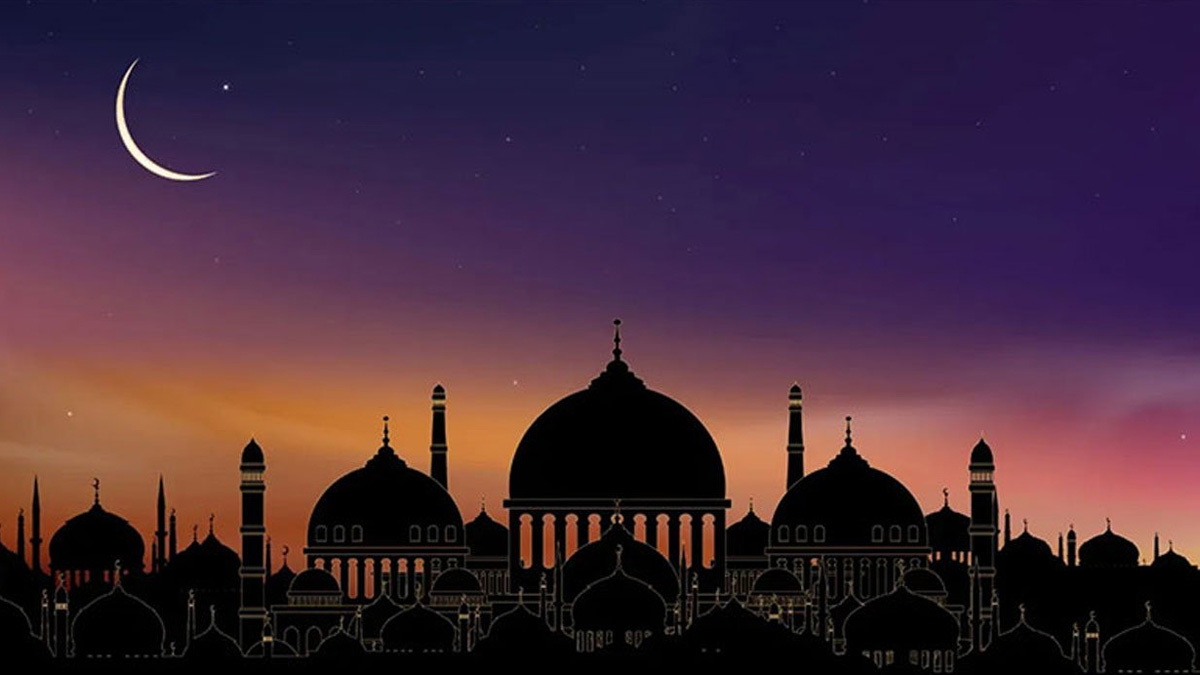 লাইলাতুল কদরের সন্ধানে ইবাদতে মশগুল ধর্মপ্রাণ মুসলমান