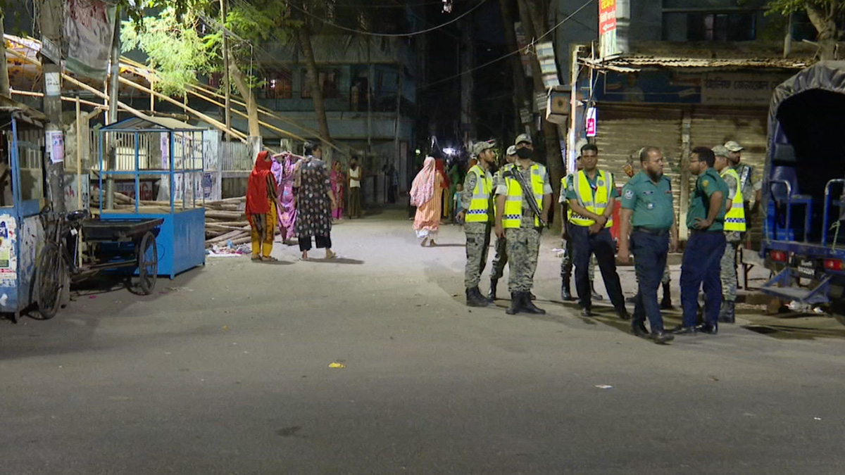 রাতের ঢাকায় বাড়ছে আতঙ্ক, স্বস্তি চায় সাধারণ মানুষ